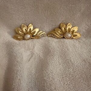 Vintage Elegant Gold Floral clip on Earrings